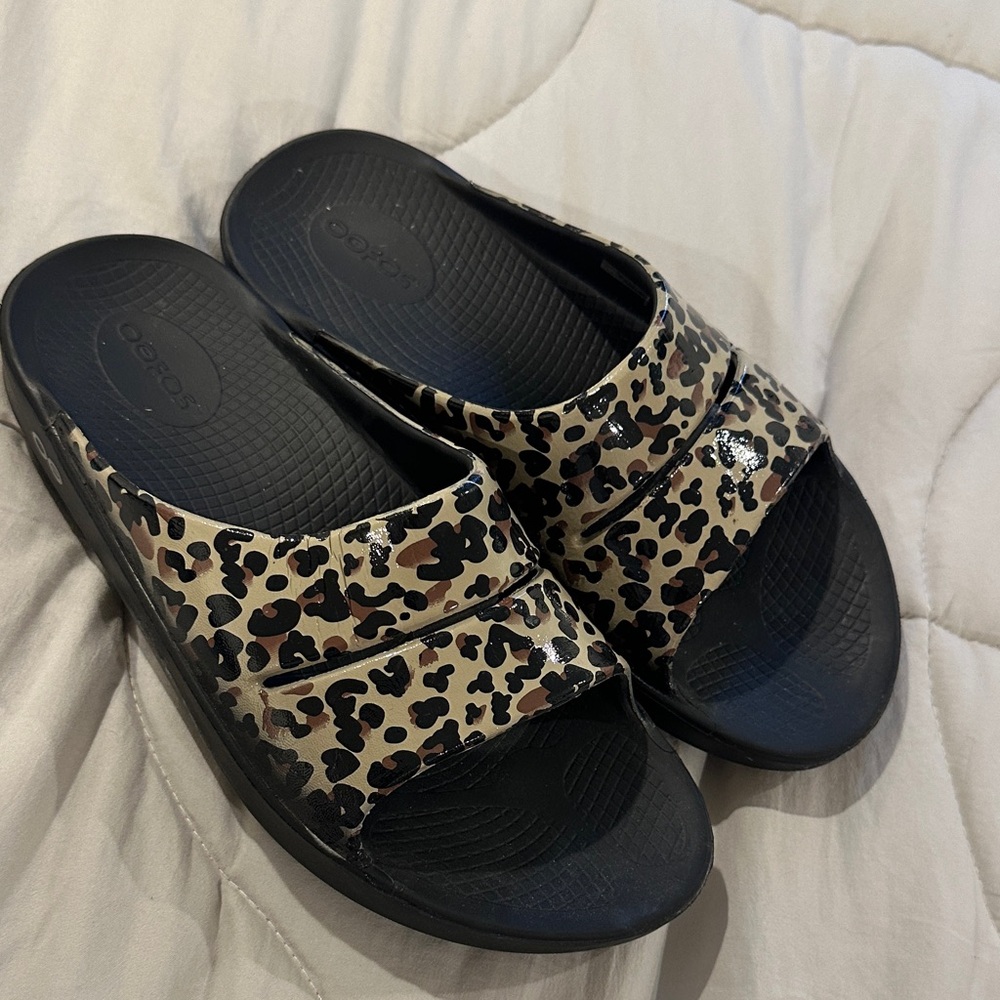 OOFOS Leopard Pattern Comfort Slides